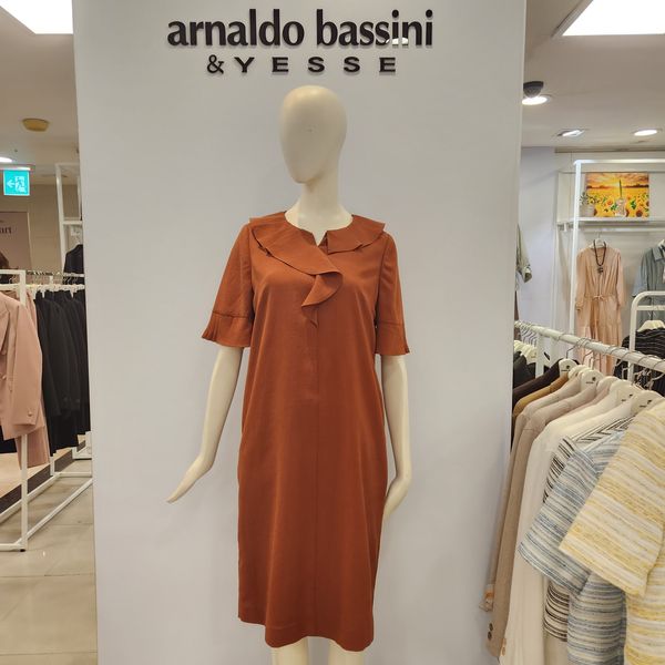 [하프클럽][아날도바시니] 아날도바시니 23SS 프릴넥 H핏 원피스 AW07OP02M 뉴코아울산성남점